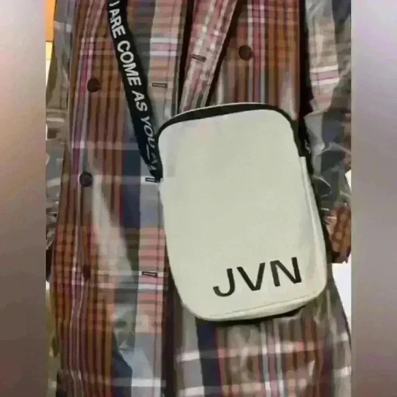 JVN Crossbody Canvas Ivory and Black Bag "come as you are" on strap - Picture 2 of 8